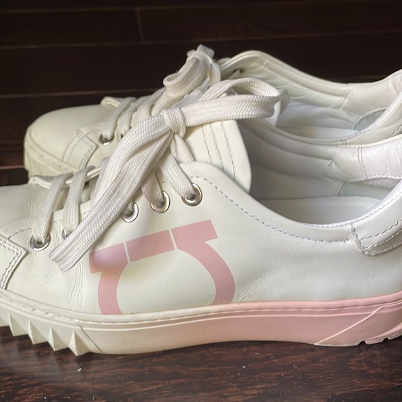 Salvatore Ferragamo "Cube 8" leather sneaker with Gancio print at side. Size 5.5 - Picture 15 of 15